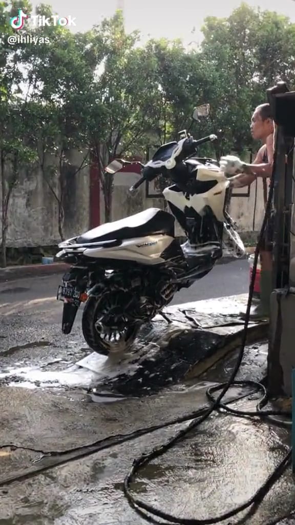 Cara cuci motor ala pria ini berasa akrobat tapi bikin pemilik senam jantung, skillnya boleh juga