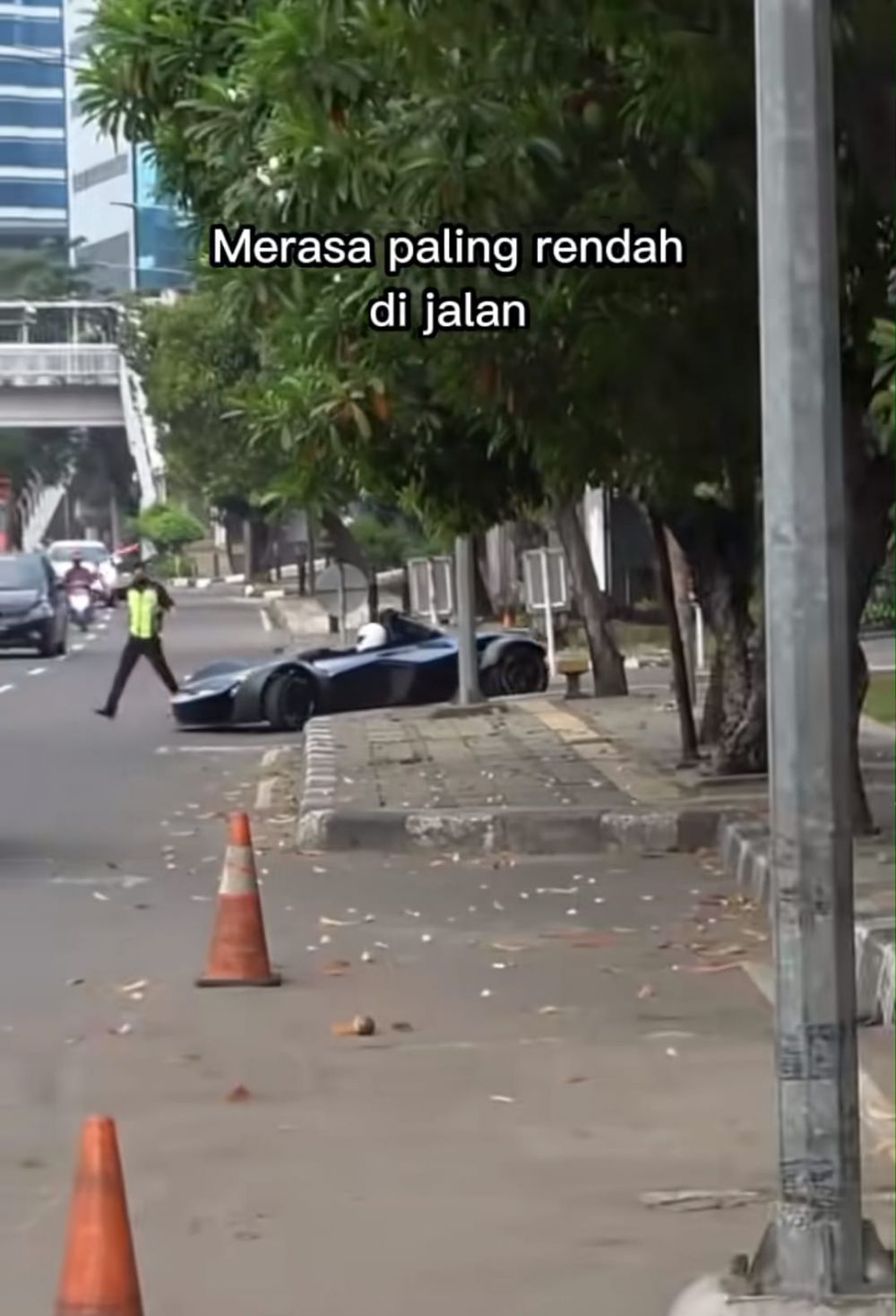 Momen mobil F1 berkeliaran di jalanan Jakarta ini tuai pro kontra netizen, legal nggak sih?
