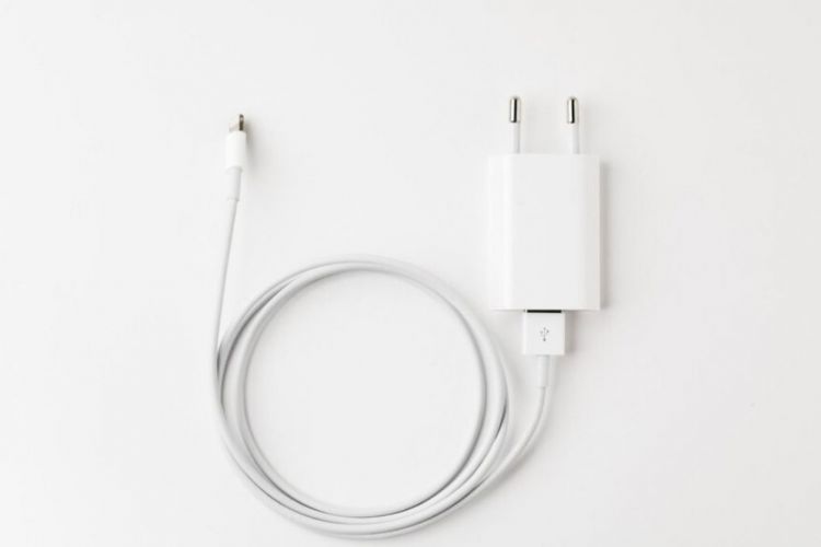 5 Rekomendasi adaptor charger iPhone yang memiliki fitur fast charging paling oke