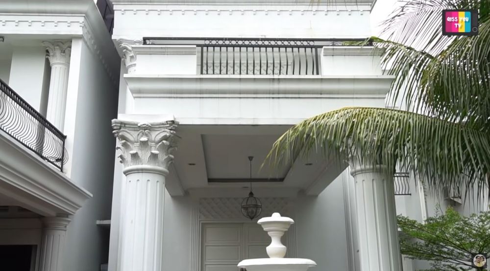 Rumah gedong Iis Dahlia cicilannya Rp 250 juta/bulan, 9 potret dapur kotornya ini tampilannya mewah