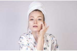 11 Rekomendasi skincare serum remaja untuk atasi kulit kering dan kusam, harga di bawah Rp 100 ribu