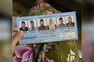 Bentuk undangan pengantin ini tampak tak biasa, malah mirip poster pahlawan di dinding kelas sekolah