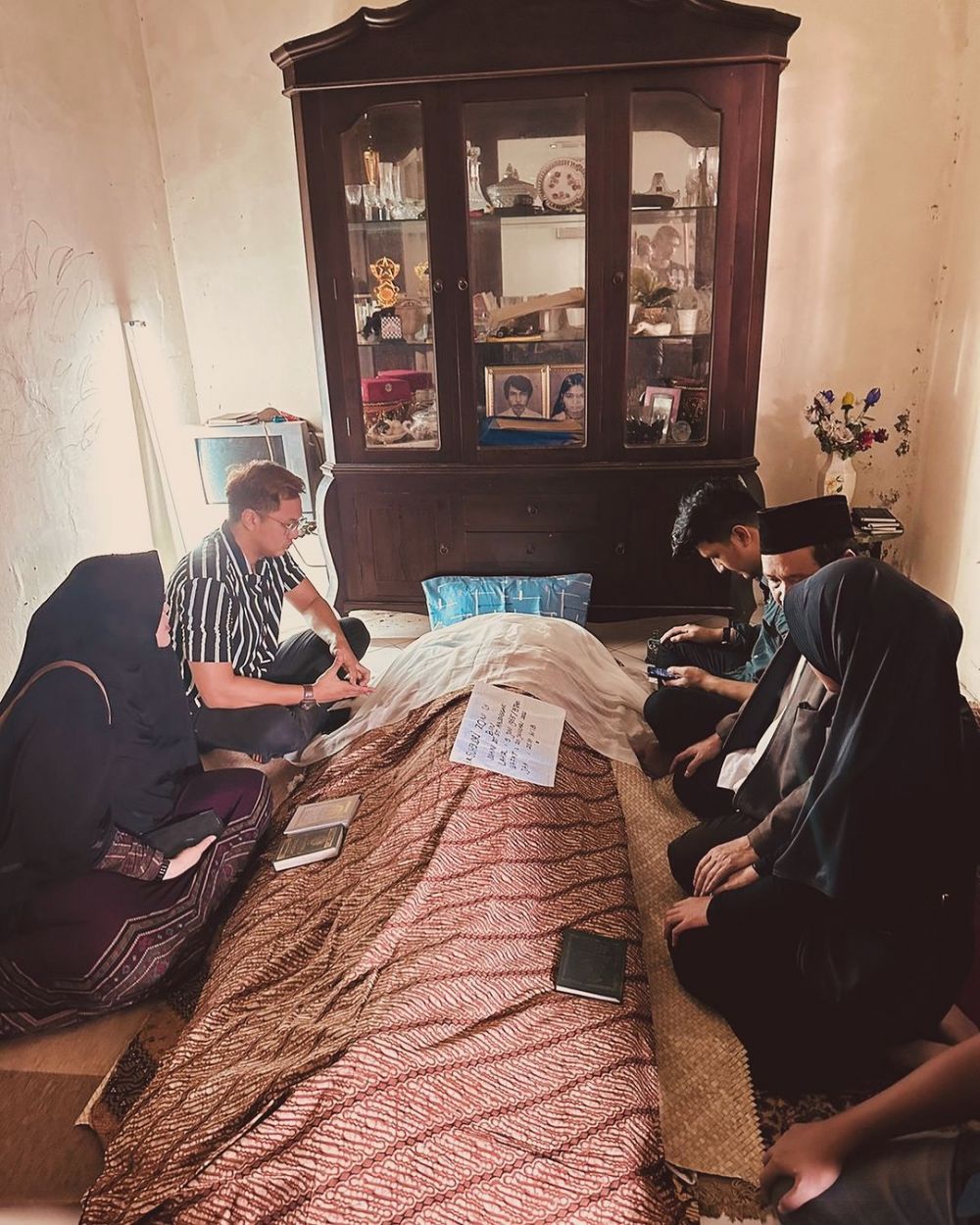 Terungkap kisah haru di balik momen Ammar Zoni adzani jenazah sang ayah lewat sambungan telepon