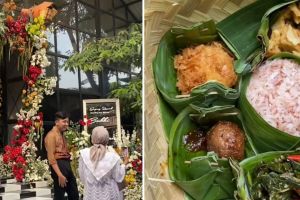 Konsep pernikahan ramah lingkungan ini bak pameran kuliner pasar lawas, piring makannya diganti besek
