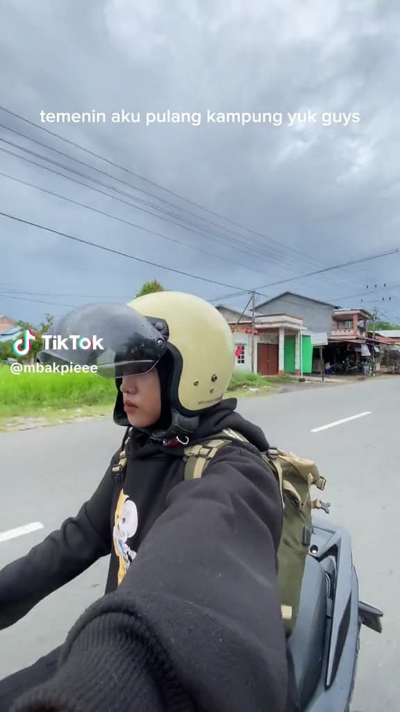 Wanita pulang kampung naik motor lewat jalur banjir serasa mau arung jeram di Kalimantan, ekstrem pol