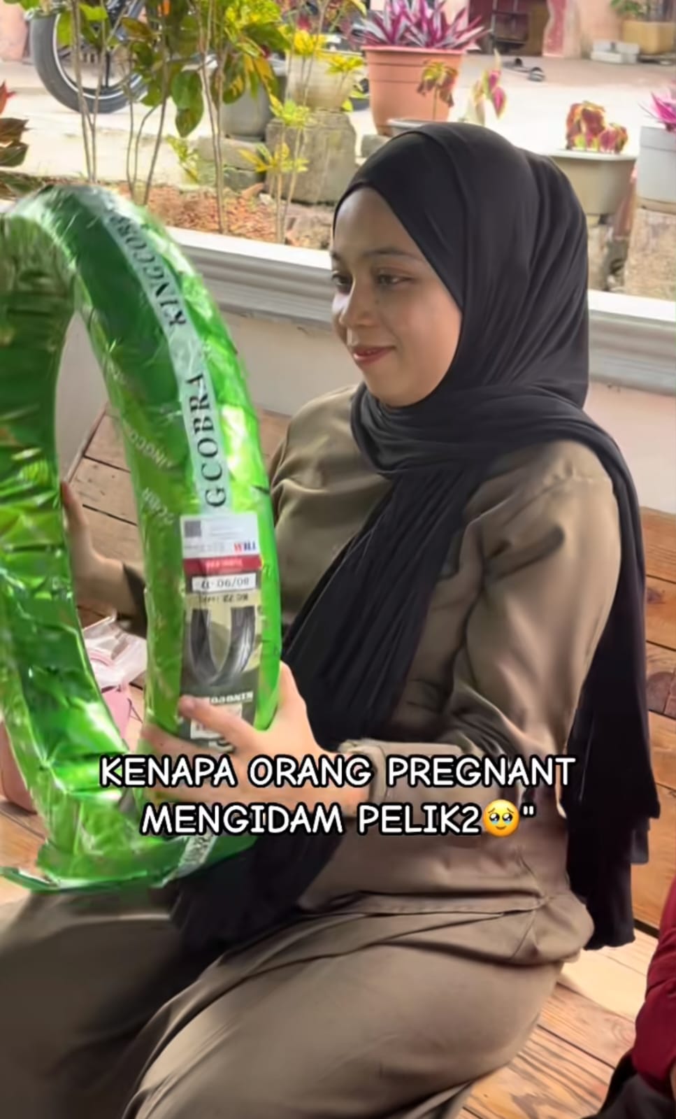 Turuti ngidam nyeleneh sang istri, aksi pria ini bikin warganet bertanya-tanya