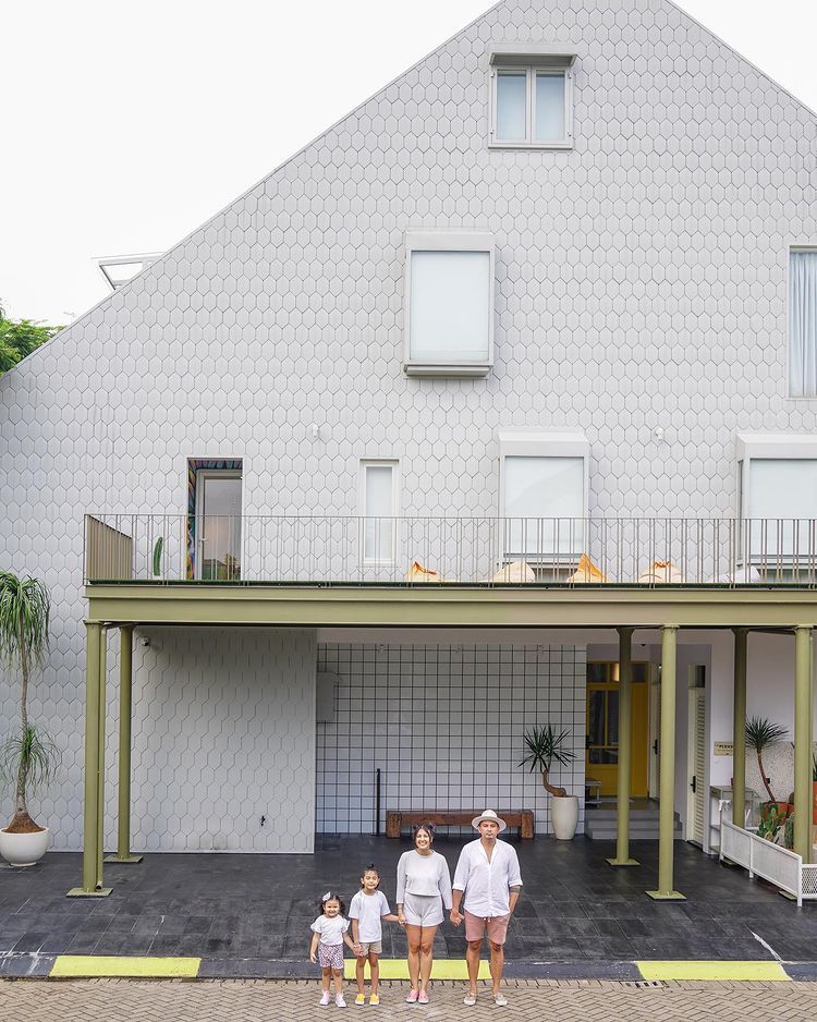 Rumahnya berkonsep minimalis tapi mewah, ini 9 potret rooftop Ryan Delon terbuat dari kayu rel kereta