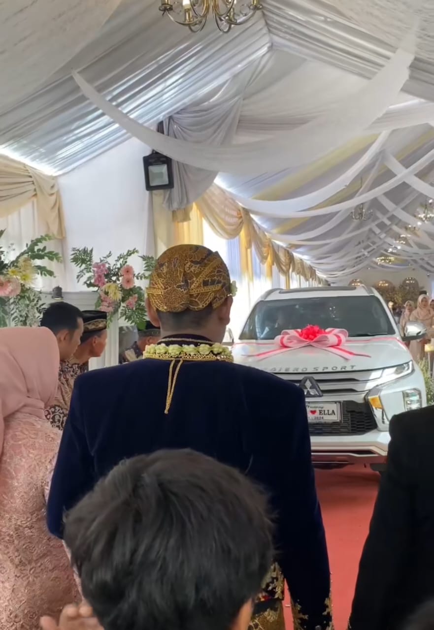 Mobil mewah terpampang di depan pelaminan, momen pernikahan sultan di Grobogan ini tuai atensi