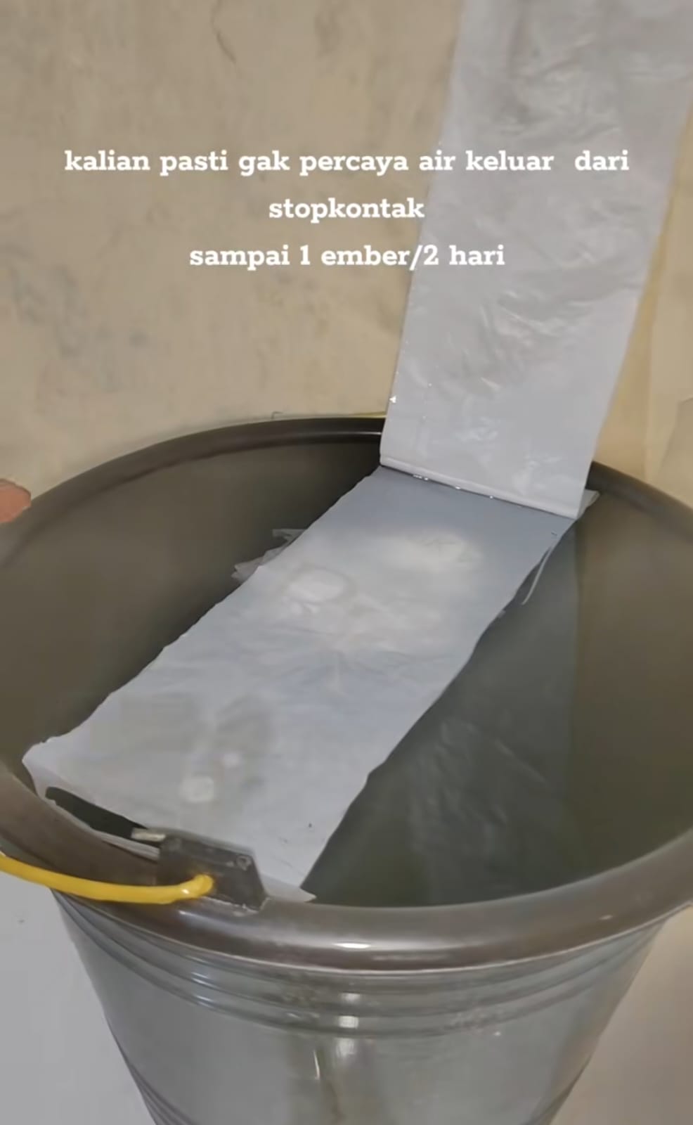 Momen wanita heran lihat air mengalir di rumahnya lewat stop kontak, ternyata ini penyebabnya