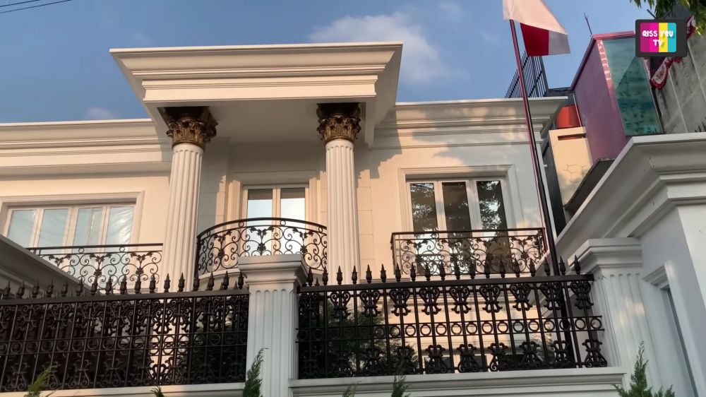 Pamit akan segera tinggalkan Indonesia, intip 9 potret dapur Ivan Gunawan yang mewah bernuansa emas