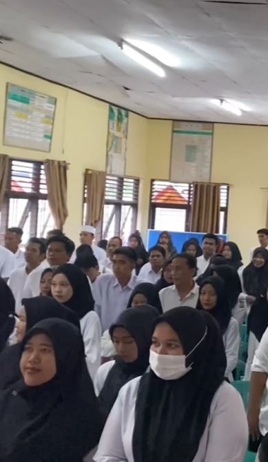 Potret perjuangan anggota KPPS saat dilantik KPU, dari dapat transport Rp 100 ribu sampai kebanjiran