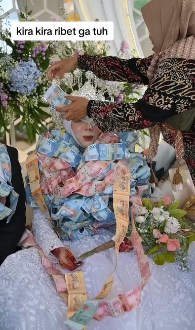 Konsep pernikahan di Madura memang beda, pengantinnya dikalungi uang sampai hampir menutupi wajah