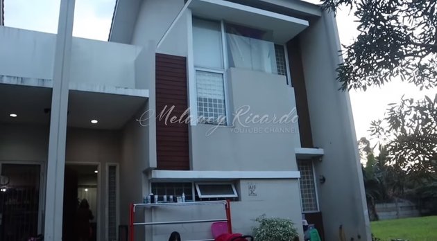 Tinggalkan rumah gedong, Pinkan Mambo kini huni rumah sederhana di dalam pasar, ini 10 potretnya