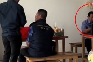 7 Momen SBY makan mi kemasan di warung pinggir jalan ini vibes-nya bak bapak-bapak lagi nongkrong