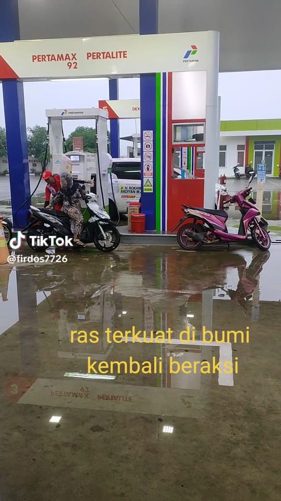Momen ibu bawa motor ke pom bensin pakai helm nyeleneh ini bikin petugas pengin ketawa tapi sungkan
