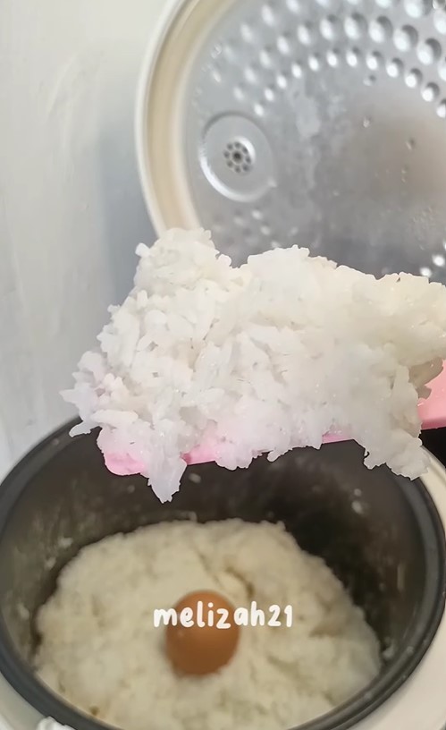 Wanita ini praktikkan trik atasi nasi lembek kebanyakan air tanpa pakai roti, hasilnya matang sempurna