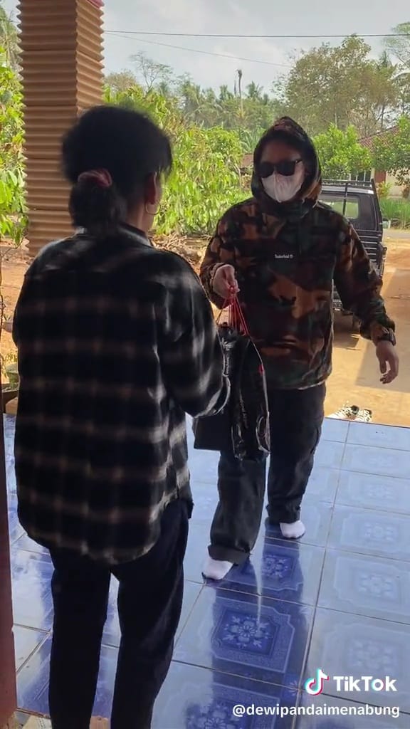 Pria mudik usai 9 tahun nggak pulang dari Taiwan ini sempat tak dikenali ibu, endingnya bikin meleleh