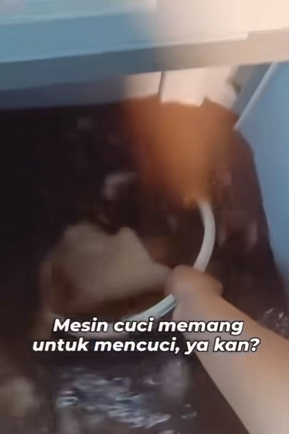 Cara wanita andalkan mesin cuci untuk bersihkan cumi-cumi ini di luar nurul, yang lihat auto melongo