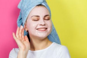 11 Rekomendasi skincare untuk wajah belang remaja merek lokal di bawah Rp 100 ribu, kulit cerah merata