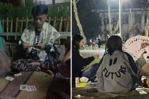 11 Potret kocak orang main kartu ini nyeleneh tapi kelihatan seru juga, tingkahnya bikin tepuk jidat