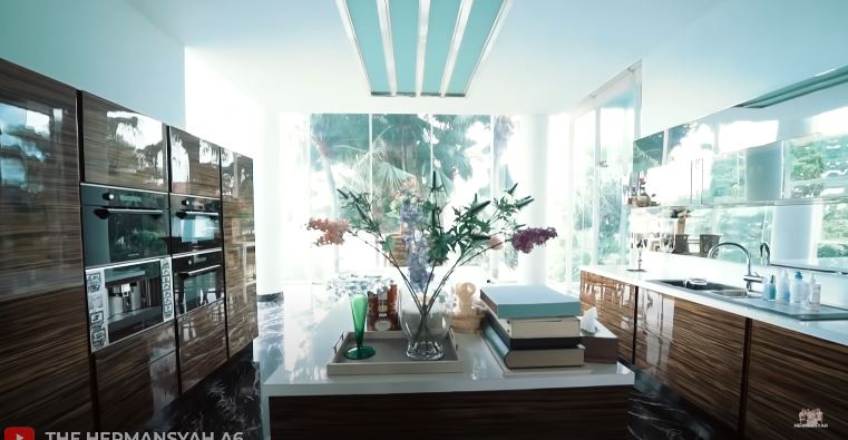 Punya tiga dapur, intip 7 potret tempat masak Momo eks Geisha yang salah satunya ada di kamar anak