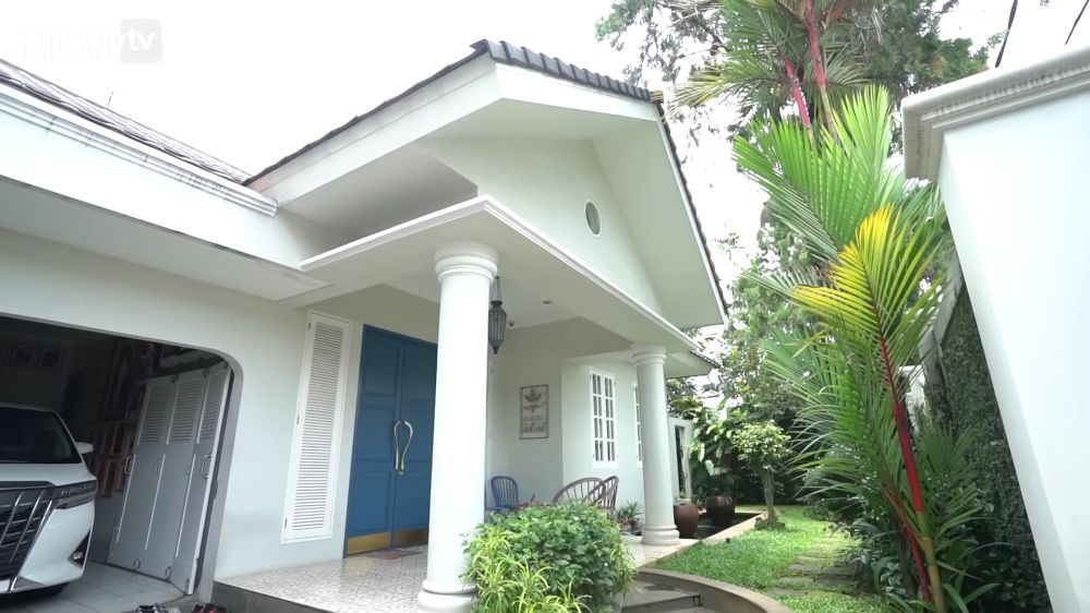 Sukses jadi pebisnis dan artis kini punya rumah Rp 25 M, 9 potret dapur Luna Maya mewah pakai marmer