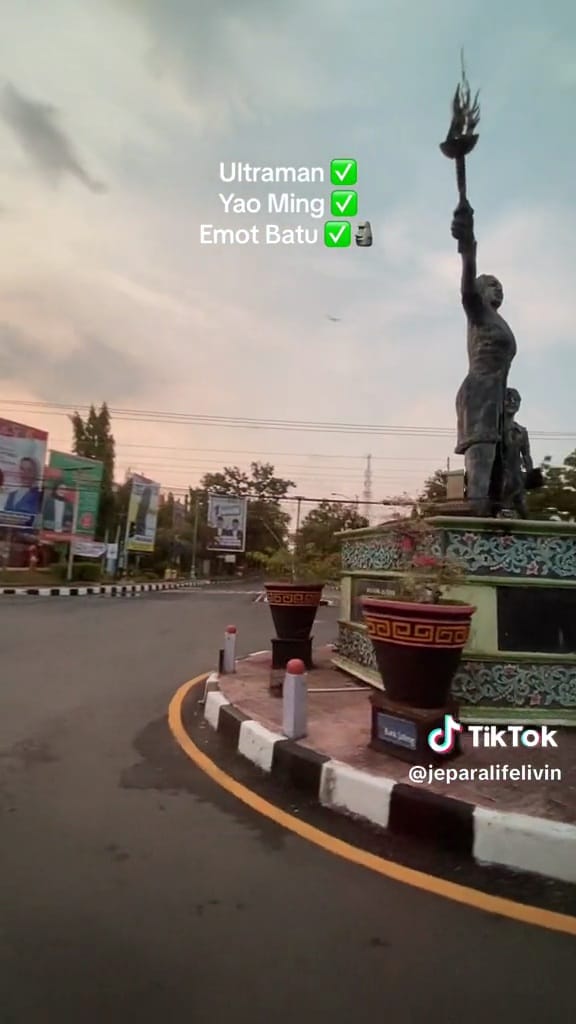 Bukan tokoh kartun, caleg ini pakai foto nyeleneh di baliho kampanyenya, bikin tepuk jidat