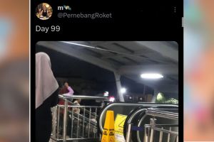 Resah tak kunjung diperbaiki, momen wanita peringati 100 hari matinya eskalator ini tuai pujian