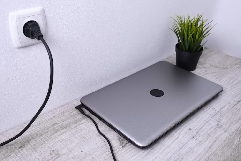 8 Cara memperbaiki laptop yang tidak mau di-charge, selalu gunakan pengisi daya ori
