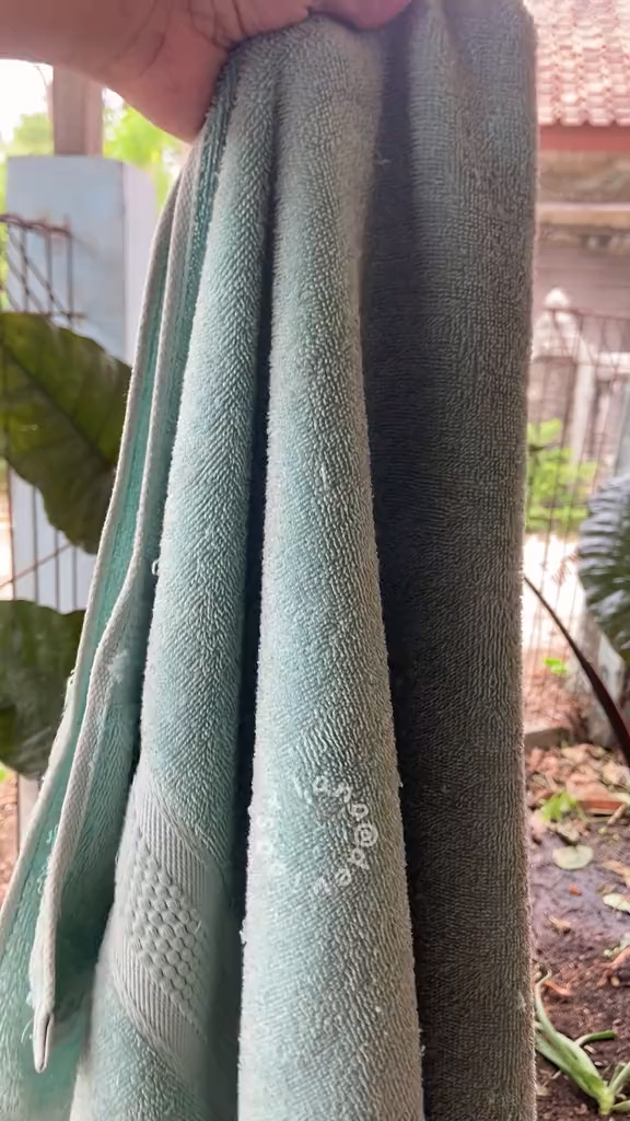 Tanpa baking soda, ini cara membersihkan handuk kusam pakai tambahan 1 bahan sederhana