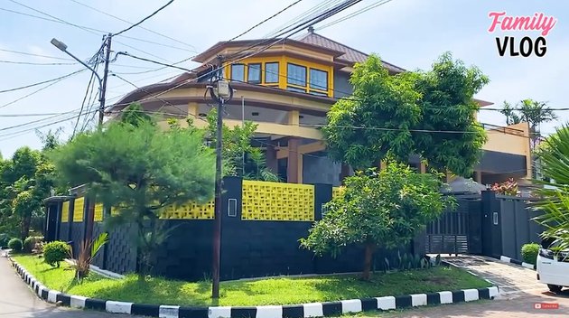 Hunian lawasnya bikin Andhika minder, 9 potret dapur kotor Ussy Sulistiawaty ini luas di bawah tanah