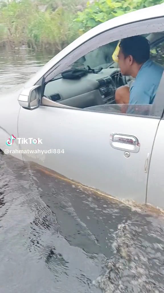 Momen pengendara mobil nerabas banjir ini sebenarnya tragis, tapi caranya bikin nyengir kuda