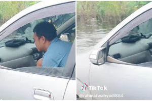 Momen pengendara mobil nerabas banjir ini sebenarnya tragis, tapi caranya bikin nyengir kuda