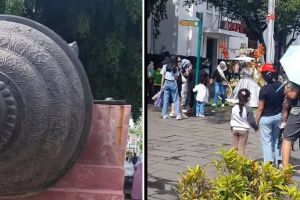 Tunjukkan patung dengan pose tangan 