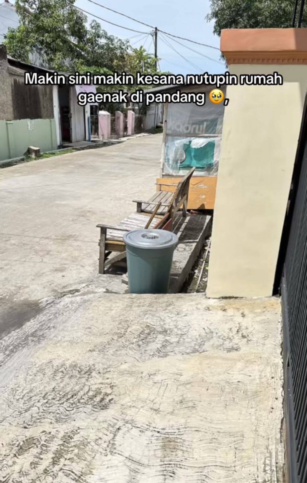 Buatkan kursi untuk pemilik warung di depan rumahnya, aksi wanita ini tuai perdebatan