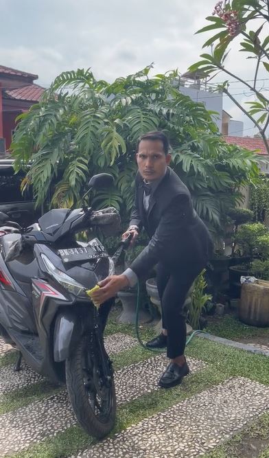 Dimarahi istri karena pakai singlet dan kolor, suami malah cosplay pakaian nyeleneh bikin nyengir