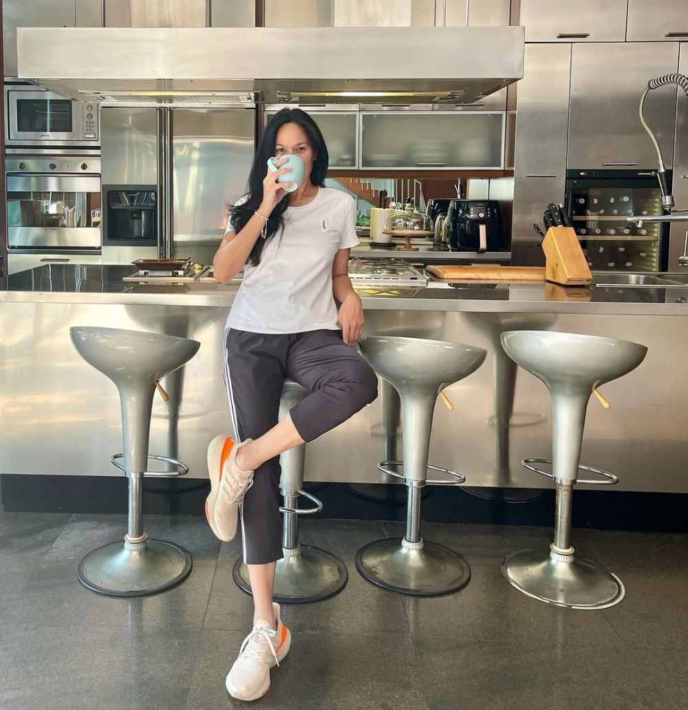 Donna Harun punya rumah dengan dapur elegan bak tempat masak restoran bintang 5, intip 7 potretnya