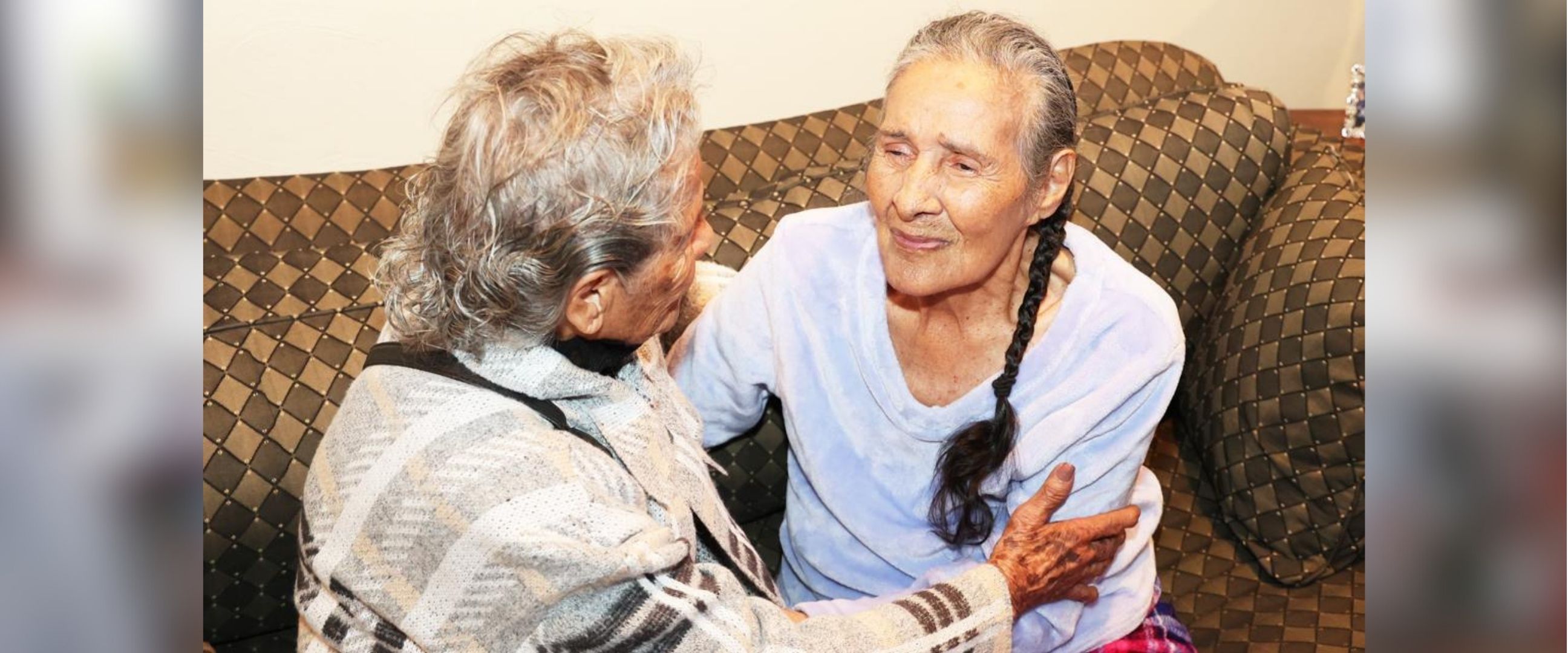 Terpisah 81 tahun, momen pertemuan saudara kembar di usia senja ini bikin haru