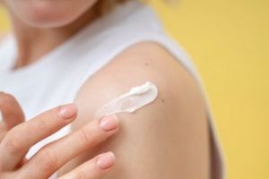 11 Produk skincare untuk badan kering dan bersisik merek lokal di bawah Rp 150 ribu, kulit jadi lembut