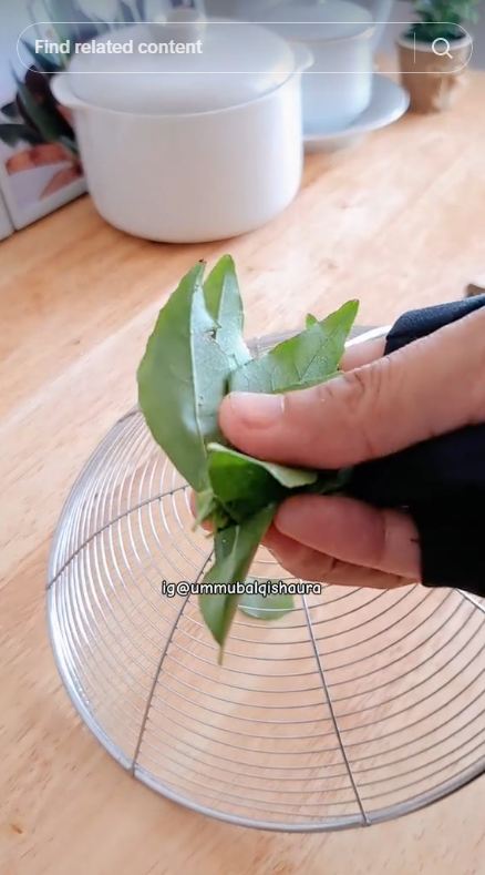 Bukan untuk peniris makanan, aksi wanita tunjukkan fungsi lain saringan ini uniknya tak terduga