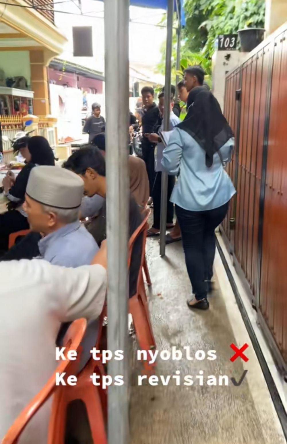 Alih-alih nyoblos, mahasiswi datang ke TPS untuk bimbingan skripsi ini bikin cekikikan