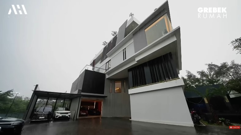 Hunian baru untuk calon istri ditaksir Rp 50 M, 9 potret rooftop Verrell Bramasta viewnya pegunungan