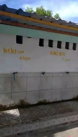 45 Potret kocak tulisan di tempat umum ini saking nyelenehnya bikin gagal paham, bacanya geregetan