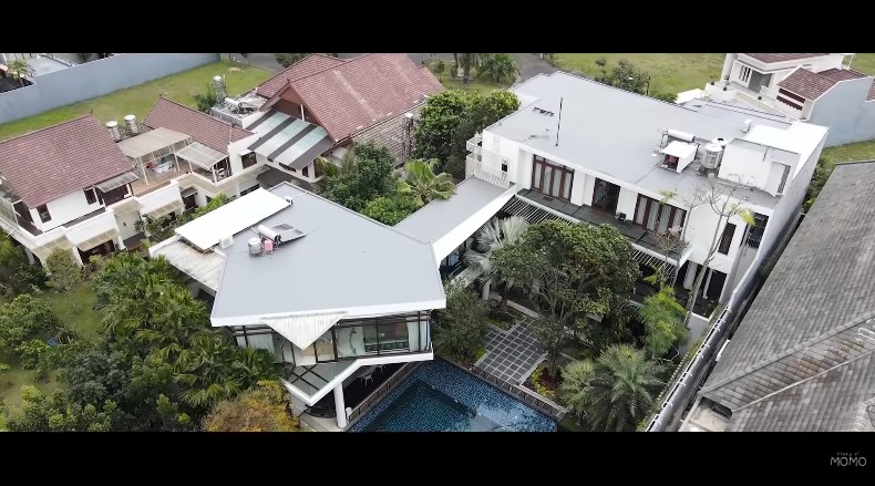 Tampilan rumah Momo eks Geisha di Malang mewah bak resort, ini 9 potret kolam renangnya hadap danau