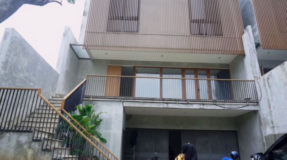 Pindah dari rumah Raffi Ahmad kini punya hunian megah, 9 potret teras Nisya ini cozy ala kafe