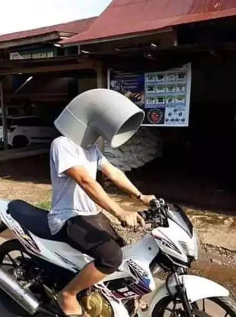 45 Potret kocak orang pakai helm kelewat absurd ini bikin pengendara lain hilang fokus, nyeleneh pol