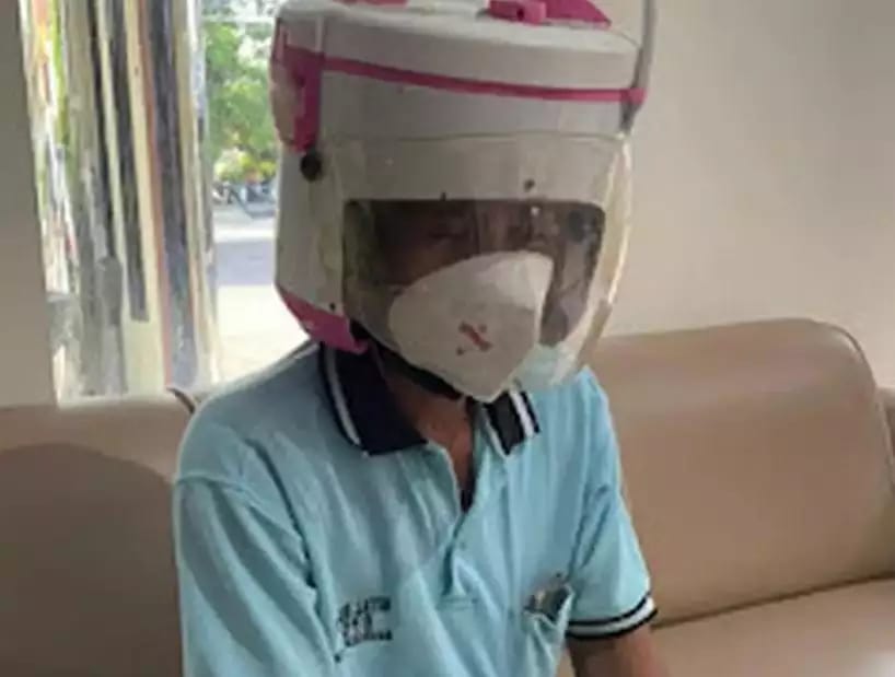 45 Potret kocak orang pakai helm kelewat absurd ini bikin pengendara lain hilang fokus, nyeleneh pol