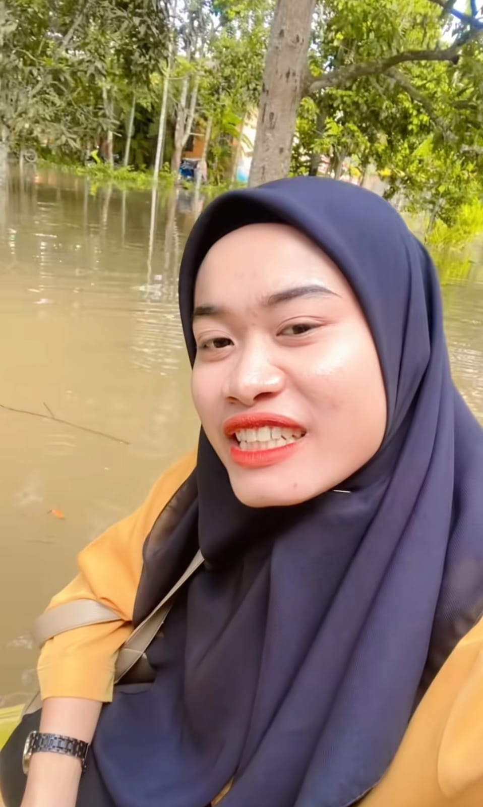 Terobos banjir demi bimbingan skripsi, curhatan mahasiswi ini auto bikin dosen tersindir