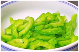 Bukan direndam air garam, ini cara hilangkan rasa pahit pare sebelum diolah, cukup pakai 1 bahan dapur