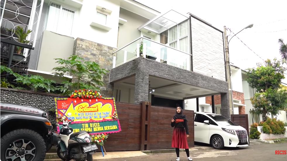 Ngejreng warna-warni mirip playground, begini 9 penampakan dapur Ria Ricis di rumah sebelum nikah